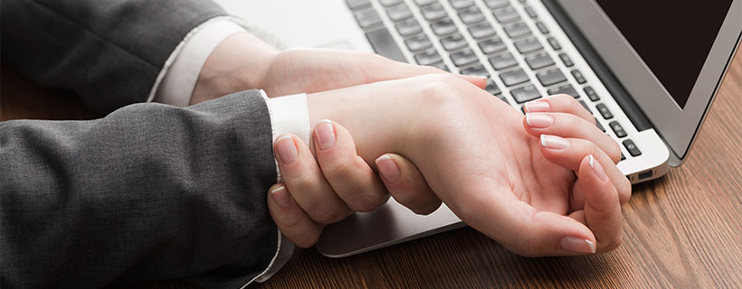 patient needing carpal tunnel syndrome chiropractor in Charlotte, NC