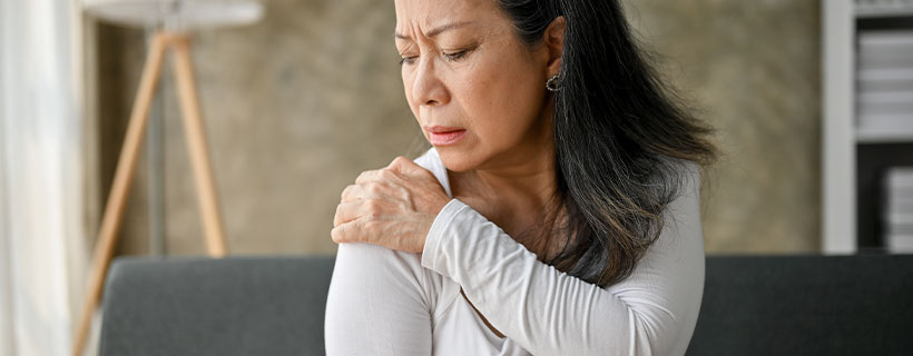 patient needing Shoulder Tendinopathy chiropractor in Charlotte NC